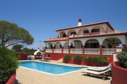 Villa with pool and great sea view surrounded by a beautifully manicured garden near Carvoeiro